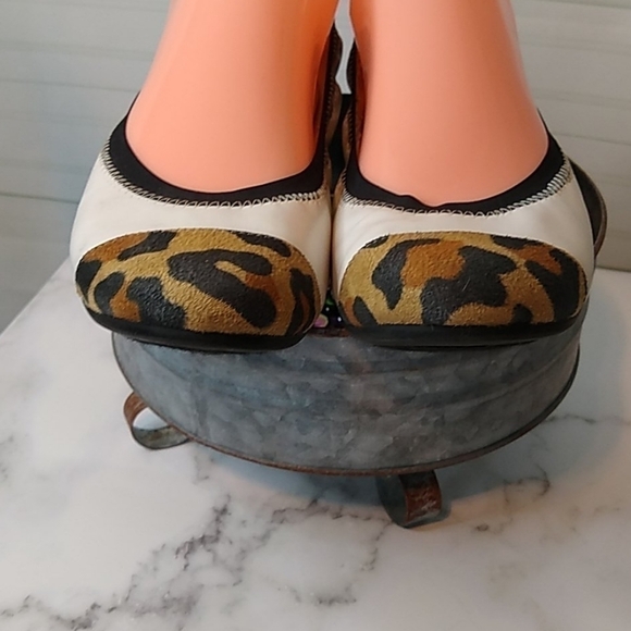 Simply Vera Wang Size 6.5  Leopard & Cream Ballet Flats Two Tone Faux Leather - Picture 4 of 10